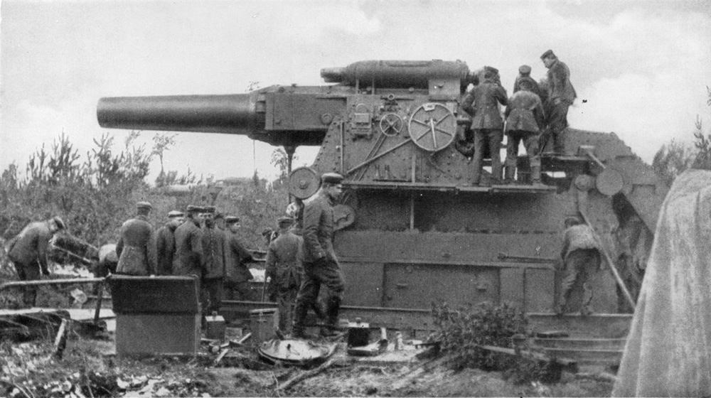 Das Geschütz „Dicke Bertha“  von Krupp. Der gefürchtete 42-cm Mörser in Stellung vor Lüttich, am 7. August 1914 (Quelle: Wikipedia, gemeinfrei)