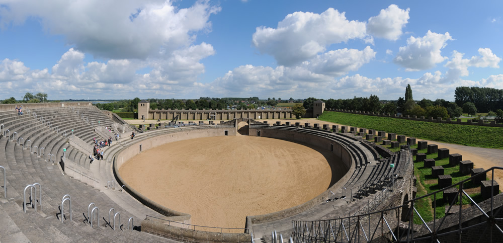 Rekonstruiertes Amphitheater der Colonia Ulpia Traiana im heutigen LVR-Archäologischen Park Xanten (Quelle: Dießenbacher Informationsmedien)