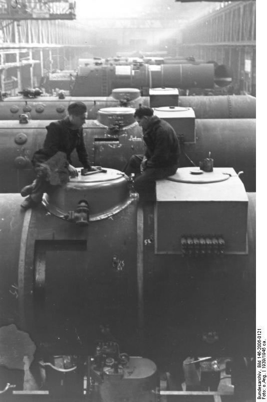 Französische Fremdarbeiter beim Lokomotivenbau, 1939 (Quelle: Bundesarchiv Bild 146-2006-0121; Lizenz: http://creativecommons.org/licenses/by-sa/3.0/de/deed.de)
