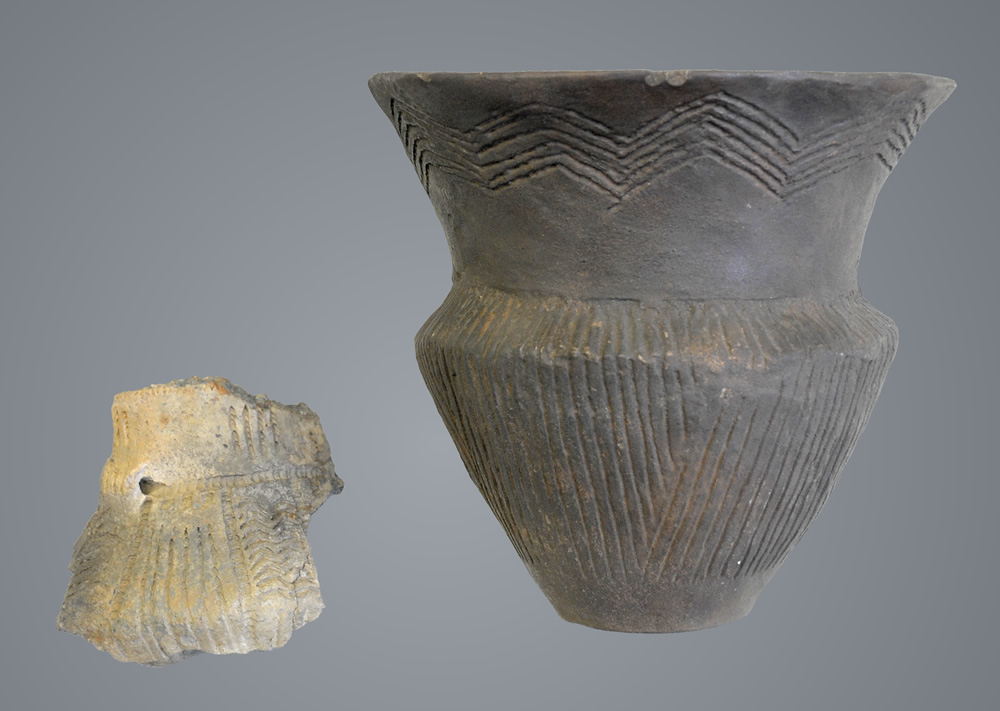 Scherbe eines Gefäßes der Trichterbecherkultur, 4000-3000 v. Chr. und eine Nachbildung des Gesamtgefäßes (Quelle: Quadrat Bottrop Museum für Ur-  und Ortsgeschichte)