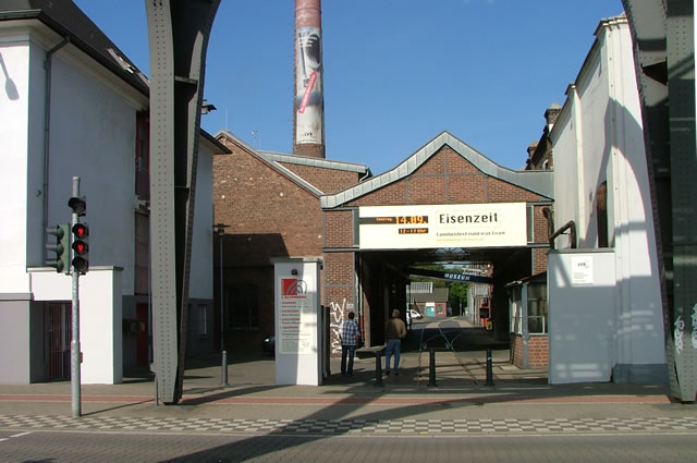 Abb. 3: Der Eingangsbereich zwischen dem ehemaligen Magazingebäude und Lagerhallen. Früher verband ein Torbogen mit Eisenbahnzufahrt die beiden Gebäude.