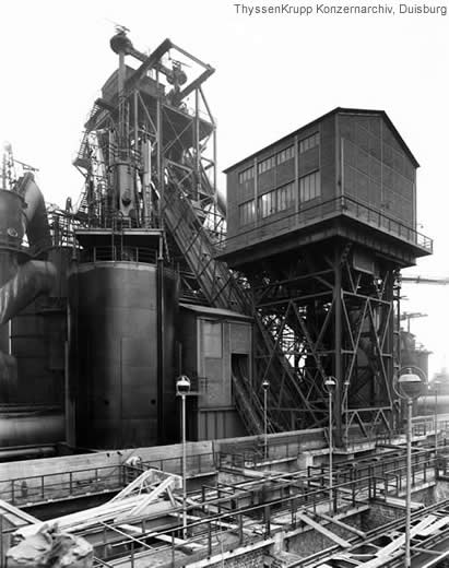 Abb. 19: Hochofen 5 mit Schrägaufzug 1954, Quelle: ThyssenKrupp Konzernarchiv Duisburg