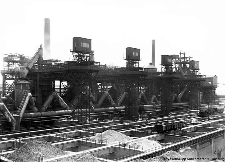 Abb. 20: Hochofenanlage mit neuem Hochofen 5 - rechts hinten. Er bekam im Gegensatz zu den bisherigen Öfen einen sogenannten Schrägaufzug, 1954, Quelle: ThyssenKrupp Konzernarchiv Duisburg