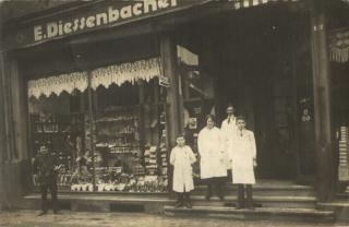 Gruppenfoto vor dem Friseurladen in Wanne-Eickel